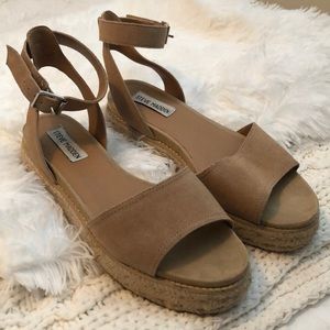 Tan Steve Madden platform sandal! Great condition!